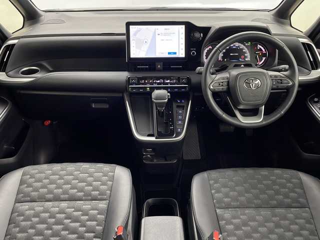 トヨタ ヴォクシー S－Z 鹿児島県 2024(令6)年 2万km アティチュードブラックマイカ Toyota Safety Sense/純正10型ディスプレィオーディオ/ナビ Bluetooth DVD再生可/全方位カメラ/純正14型フリップダウンモニター /両側電動スライドドア/レーダークルーズコントロール/ブラインドスポットモニター/ハーフレザーシート/前席シートヒーター /ステアリングヒーター/ステアリングスイッチ/LEDヘッドライト/オートライトコントロール/純正17インチアルミホイール/スマートキー×2/エンジンプッシュスタート/保証書/取扱説明書