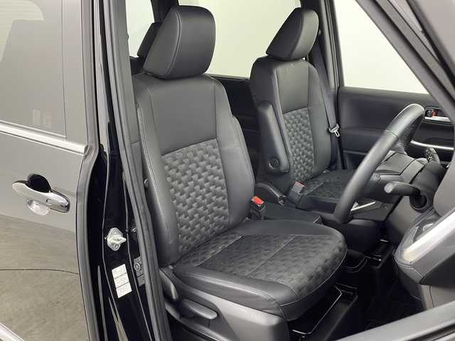 トヨタ ヴォクシー S－Z 鹿児島県 2024(令6)年 2万km アティチュードブラックマイカ Toyota Safety Sense/純正10型ディスプレィオーディオ/ナビ Bluetooth DVD再生可/全方位カメラ/純正14型フリップダウンモニター /両側電動スライドドア/レーダークルーズコントロール/ブラインドスポットモニター/ハーフレザーシート/前席シートヒーター /ステアリングヒーター/ステアリングスイッチ/LEDヘッドライト/オートライトコントロール/純正17インチアルミホイール/スマートキー×2/エンジンプッシュスタート/保証書/取扱説明書