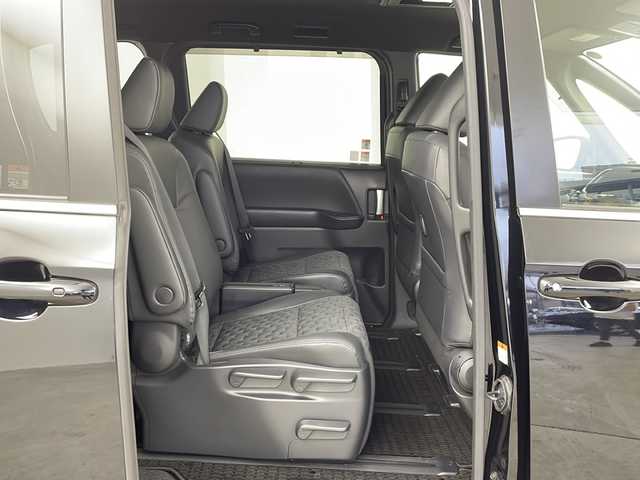 トヨタ ヴォクシー S－Z 鹿児島県 2024(令6)年 2万km アティチュードブラックマイカ Toyota Safety Sense/純正10型ディスプレィオーディオ/ナビ Bluetooth DVD再生可/全方位カメラ/純正14型フリップダウンモニター /両側電動スライドドア/レーダークルーズコントロール/ブラインドスポットモニター/ハーフレザーシート/前席シートヒーター /ステアリングヒーター/ステアリングスイッチ/LEDヘッドライト/オートライトコントロール/純正17インチアルミホイール/スマートキー×2/エンジンプッシュスタート/保証書/取扱説明書