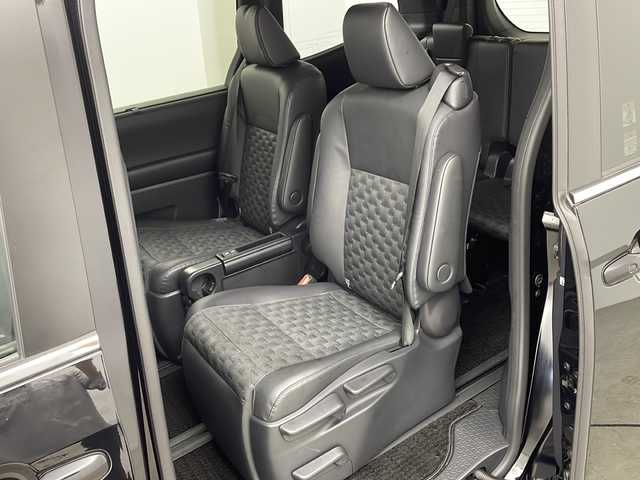 トヨタ ヴォクシー S－Z 鹿児島県 2024(令6)年 2万km アティチュードブラックマイカ Toyota Safety Sense/純正10型ディスプレィオーディオ/ナビ Bluetooth DVD再生可/全方位カメラ/純正14型フリップダウンモニター /両側電動スライドドア/レーダークルーズコントロール/ブラインドスポットモニター/ハーフレザーシート/前席シートヒーター /ステアリングヒーター/ステアリングスイッチ/LEDヘッドライト/オートライトコントロール/純正17インチアルミホイール/スマートキー×2/エンジンプッシュスタート/保証書/取扱説明書