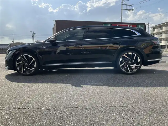 フォルクスワーゲン ＶＷ アルテオン SB TSI 4モーション Rラインアドバンス 滋賀県 2022(令4)年 3.6万km 黒 車検令和9年6月まで/2リッター直列4気筒ターボ/ 4MOTION（フルタイム4輪駆動）/純正20インチアルミホイール/ラグジュアリーパッケージ/・プレミアムサウンドシステム”Harman Kardon”/・電動パノラマスライディングルーフ/LEDヘッドライト/純正ナビゲーションシステム/・Bluetooth/・FM/・USBポート/R-Line専用ナパレザーシート/・前席パワーシート/・全席シートヒーター/R-Line専用ステアリング/パワーバックドア/スペアキー/取扱説明書