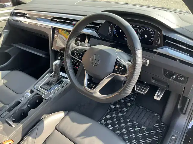 フォルクスワーゲン ＶＷ アルテオン SB TSI 4モーション Rラインアドバンス 滋賀県 2022(令4)年 3.6万km 黒 車検令和9年6月まで/2リッター直列4気筒ターボ/ 4MOTION（フルタイム4輪駆動）/純正20インチアルミホイール/ラグジュアリーパッケージ/・プレミアムサウンドシステム”Harman Kardon”/・電動パノラマスライディングルーフ/LEDヘッドライト/純正ナビゲーションシステム/・Bluetooth/・FM/・USBポート/R-Line専用ナパレザーシート/・前席パワーシート/・全席シートヒーター/R-Line専用ステアリング/パワーバックドア/スペアキー/取扱説明書