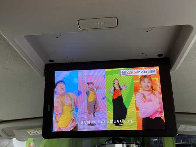 日産 セレナ ハイウェイスター Vセレクション 沖縄県 2017(平29)年 6.1万km ダイヤモンドブラック 禁煙車/純正９インチナビ/【ＣＤ／ＤＶＤ／フルセグＴＶ／Ｂｌｕｅｔｏｏｔｈ】/アラウンドビューカメラ/フリップダウンモニター/両側パワースライド/前方ドライブレコーダー/純正１６インチアルミ/ステアリングリモコン/コーナーセンサー/ＥＴＣ/スマートキー/プッシュスタート/ＵＳＢ/セーフティパックA/・SRSカーテンエアバッグシステム/・イドエアバッグシステム/・踏み間違い衝突防止アシスト/・インテリジェントパーキングアシスト