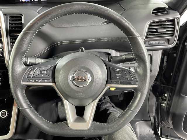 日産 セレナ ハイウェイスター Vセレクション 沖縄県 2017(平29)年 6.1万km ダイヤモンドブラック 禁煙車/純正９インチナビ/【ＣＤ／ＤＶＤ／フルセグＴＶ／Ｂｌｕｅｔｏｏｔｈ】/アラウンドビューカメラ/フリップダウンモニター/両側パワースライド/前方ドライブレコーダー/純正１６インチアルミ/ステアリングリモコン/コーナーセンサー/ＥＴＣ/スマートキー/プッシュスタート/ＵＳＢ/セーフティパックA/・SRSカーテンエアバッグシステム/・イドエアバッグシステム/・踏み間違い衝突防止アシスト/・インテリジェントパーキングアシスト