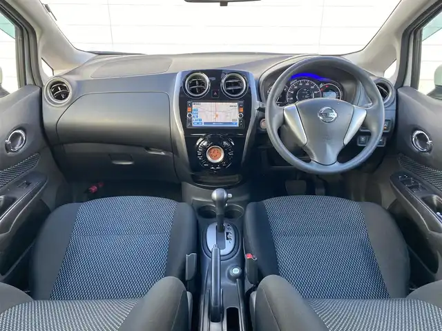 日産 ノート X DIG－S Vセレ +セーフ 岐阜県 2015(平27)年 4.6万km ブリリアントホワイトパール 純正ナビ(MC314D-W)/フルセグTV/Bluetooth/CD/DVD/エマージェンシーブレーキ/車線逸脱警報/横滑り防止装置/スーパーチャージャー（過給機）/オートライト/アイドリングストップ/ETC/純正フロアマット/純正１４インチホイール/ドアバイザー/スペアキー/スマートキー/取扱説明書/保証書