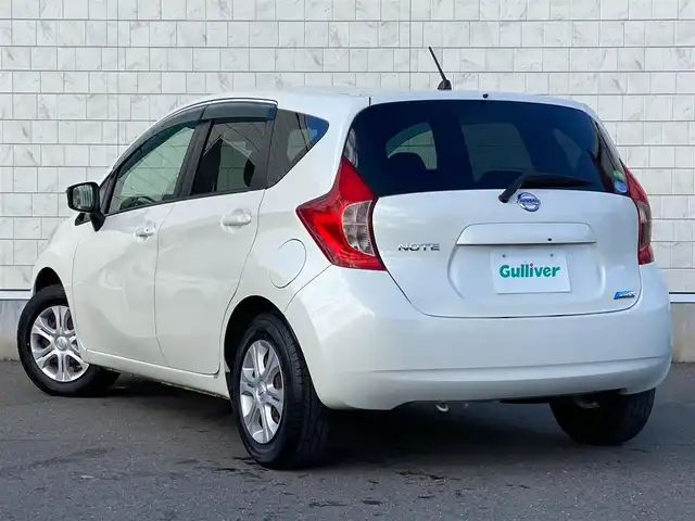 日産 ノート X DIG－S Vセレ +セーフ 岐阜県 2015(平27)年 4.6万km ブリリアントホワイトパール 純正ナビ(MC314D-W)/フルセグTV/Bluetooth/CD/DVD/エマージェンシーブレーキ/車線逸脱警報/横滑り防止装置/スーパーチャージャー（過給機）/オートライト/アイドリングストップ/ETC/純正フロアマット/純正１４インチホイール/ドアバイザー/スペアキー/スマートキー/取扱説明書/保証書