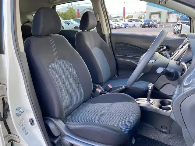 日産 ノート X DIG－S Vセレ +セーフ 岐阜県 2015(平27)年 4.6万km ブリリアントホワイトパール 純正ナビ(MC314D-W)/フルセグTV/Bluetooth/CD/DVD/エマージェンシーブレーキ/車線逸脱警報/横滑り防止装置/スーパーチャージャー（過給機）/オートライト/アイドリングストップ/ETC/純正フロアマット/純正１４インチホイール/ドアバイザー/スペアキー/スマートキー/取扱説明書/保証書