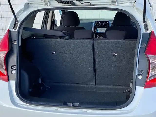 日産 ノート X DIG－S Vセレ +セーフ 岐阜県 2015(平27)年 4.6万km ブリリアントホワイトパール 純正ナビ(MC314D-W)/フルセグTV/Bluetooth/CD/DVD/エマージェンシーブレーキ/車線逸脱警報/横滑り防止装置/スーパーチャージャー（過給機）/オートライト/アイドリングストップ/ETC/純正フロアマット/純正１４インチホイール/ドアバイザー/スペアキー/スマートキー/取扱説明書/保証書