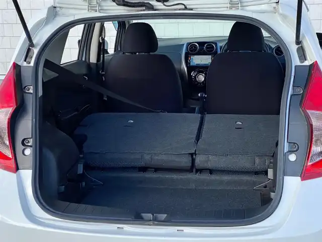 日産 ノート X DIG－S Vセレ +セーフ 岐阜県 2015(平27)年 4.6万km ブリリアントホワイトパール 純正ナビ(MC314D-W)/フルセグTV/Bluetooth/CD/DVD/エマージェンシーブレーキ/車線逸脱警報/横滑り防止装置/スーパーチャージャー（過給機）/オートライト/アイドリングストップ/ETC/純正フロアマット/純正１４インチホイール/ドアバイザー/スペアキー/スマートキー/取扱説明書/保証書