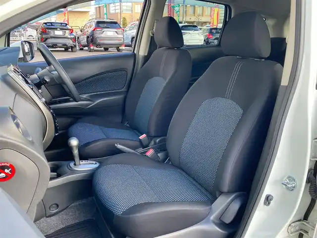 日産 ノート X DIG－S Vセレ +セーフ 岐阜県 2015(平27)年 4.6万km ブリリアントホワイトパール 純正ナビ(MC314D-W)/フルセグTV/Bluetooth/CD/DVD/エマージェンシーブレーキ/車線逸脱警報/横滑り防止装置/スーパーチャージャー（過給機）/オートライト/アイドリングストップ/ETC/純正フロアマット/純正１４インチホイール/ドアバイザー/スペアキー/スマートキー/取扱説明書/保証書