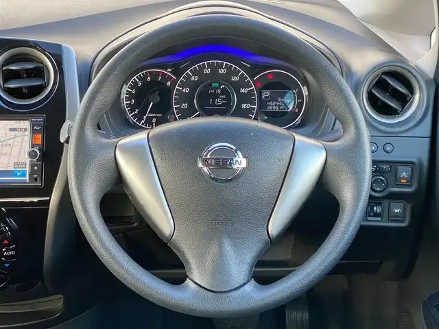 日産 ノート X DIG－S Vセレ +セーフ 岐阜県 2015(平27)年 4.6万km ブリリアントホワイトパール 純正ナビ(MC314D-W)/フルセグTV/Bluetooth/CD/DVD/エマージェンシーブレーキ/車線逸脱警報/横滑り防止装置/スーパーチャージャー（過給機）/オートライト/アイドリングストップ/ETC/純正フロアマット/純正１４インチホイール/ドアバイザー/スペアキー/スマートキー/取扱説明書/保証書