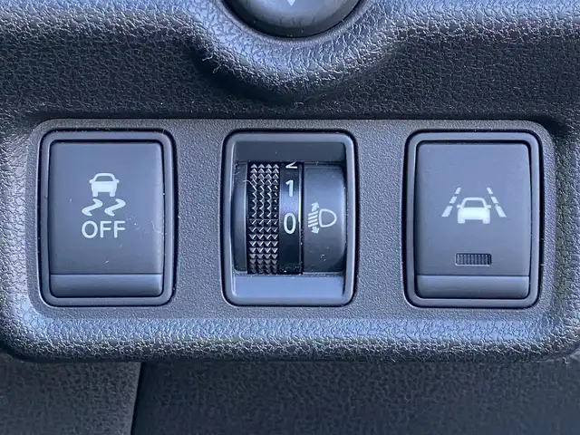 日産 ノート X DIG－S Vセレ +セーフ 岐阜県 2015(平27)年 4.6万km ブリリアントホワイトパール 純正ナビ(MC314D-W)/フルセグTV/Bluetooth/CD/DVD/エマージェンシーブレーキ/車線逸脱警報/横滑り防止装置/スーパーチャージャー（過給機）/オートライト/アイドリングストップ/ETC/純正フロアマット/純正１４インチホイール/ドアバイザー/スペアキー/スマートキー/取扱説明書/保証書