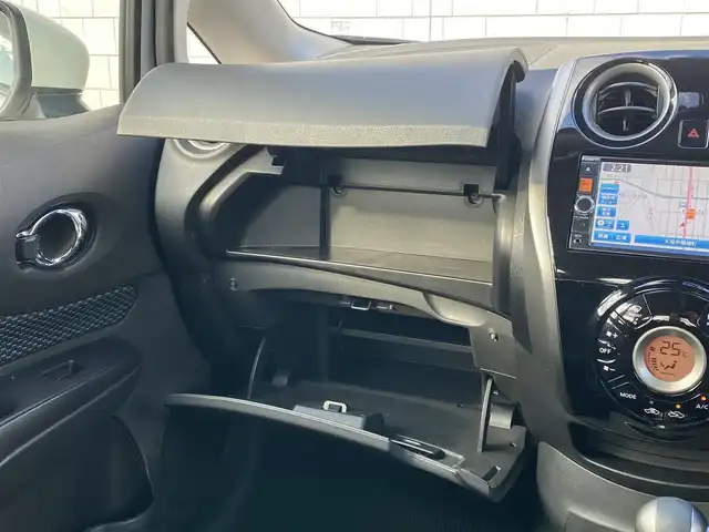 日産 ノート X DIG－S Vセレ +セーフ 岐阜県 2015(平27)年 4.6万km ブリリアントホワイトパール 純正ナビ(MC314D-W)/フルセグTV/Bluetooth/CD/DVD/エマージェンシーブレーキ/車線逸脱警報/横滑り防止装置/スーパーチャージャー（過給機）/オートライト/アイドリングストップ/ETC/純正フロアマット/純正１４インチホイール/ドアバイザー/スペアキー/スマートキー/取扱説明書/保証書