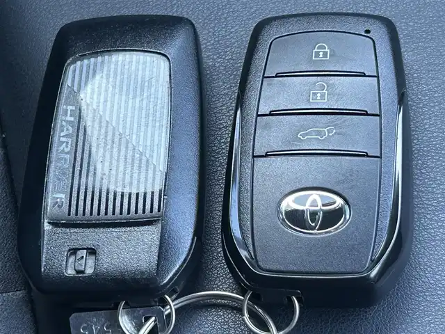 トヨタ ハリアー ハイブリッド Z 岡山県 2023(令5)年 9.2万km ブラック 登録時走行距離91444km/純正12.3インチナビ/(AM/FM/TV/Bluetooth/Miracast）/JBLプレミアムサウンド/トヨタセーフティセンス/・プリクラッシュセーフティ/・レーンディパーチャーアラート/・アダプティブクルーズコントロール/・オートマッチクハイビーム/バックカメラ/デジタルインナーミラー/ビルドインETC2.0/ブラインドスポットモニター/ヘッドアップディスプレイ/スペアキー×1/電動リアゲート/パワーシート/純正19インチアルミホイール/プッシュスタート/スマートキー