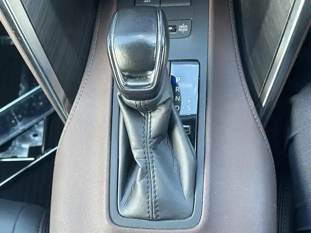 トヨタ ハリアー ハイブリッド Z 岡山県 2023(令5)年 9.2万km ブラック 登録時走行距離91444km/純正12.3インチナビ/(AM/FM/TV/Bluetooth/Miracast）/JBLプレミアムサウンド/トヨタセーフティセンス/・プリクラッシュセーフティ/・レーンディパーチャーアラート/・アダプティブクルーズコントロール/・オートマッチクハイビーム/バックカメラ/デジタルインナーミラー/ビルドインETC2.0/ブラインドスポットモニター/ヘッドアップディスプレイ/スペアキー×1/電動リアゲート/パワーシート/純正19インチアルミホイール/プッシュスタート/スマートキー