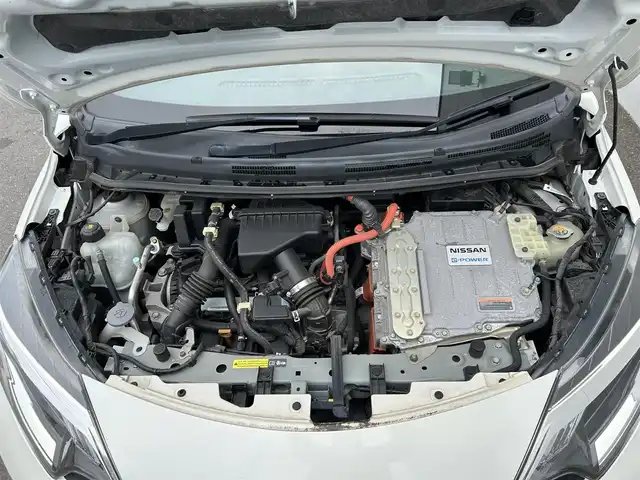 日産 ノート e－パワー X Bアロー 佐賀県 2019(令1)年 2.1万km ブリリアントホワイトパール/スーパーブラック 2トーン インテリジェントエマージェンシーブレーキ/追従型クルーズコントロール/前後コーナーセンサー/純正SDナビ (MM318D-W)/・アラウンドビューモニター/・フルセグTV/DVD/BT/純正ドライブレコーダー(DJ4-D)/デジタルインナーミラー/レーダー探知機(スーパーキャットA130)/純正15インチAW/LEDヘッドライト/フォグランプ/オートライト/ETC/スペアキーX1
