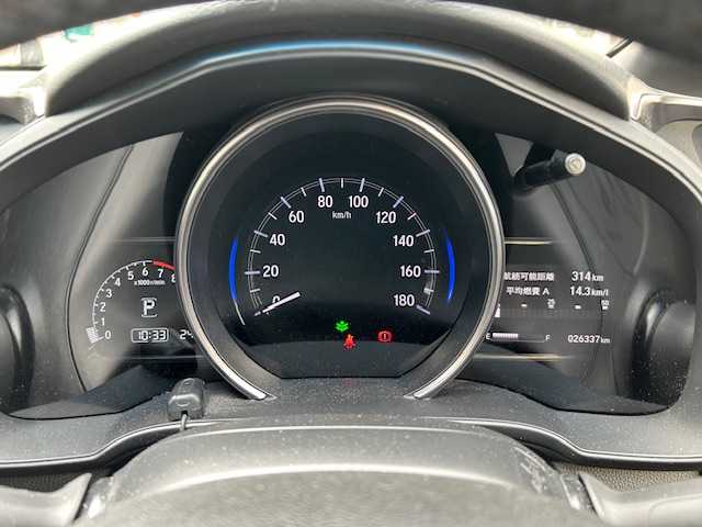 ホンダ フィット 13G FパックコンフォートED 東京都 2018(平30)年 2.7万km プレミアムアイボリーP 登録時走行26337km/ワンオーナー/ホンダセンシング/・アダプティブクルーズコントロール/・CMBS（衝突軽減ブレーキ）/・誤発進抑制機能/・歩行者事故低減ステアリング/・路外逸脱抑制機能/・LKAS（車線維持支援システム）/・先行車発進お知らせ機能/・標識認識機能/・マルチインフォメーションディスプレイ/・テレスコピックステアリング/プレミアムブラウンインテリア/・ブラウンプライムスムース（合皮）/ブラックウルトラスエードコンビシート/・ブラックドットインパネ加飾/・クロームメッキエアコン吹出口ノブ/・ブラウン/ブラックツートン革巻ステアリングホイール/純正メモリーナビ・フルセグTV/バックカメラ/前席シートヒーター/ビルトインETC/USB端子/R1.3.4.5年記録簿/保証書・取説/スペアキー