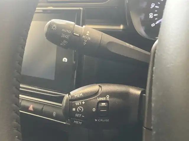 シトロエン シトロエン Ｃ３ シャイン 熊本県 2020(令2)年 3.9万km サーブル ・スマートキー/・プッシュスタート/・アクティブセーフティブレーキ/・疲労検知/・インテリジェントハイビーム/・パーキングセンサー/・ブラインドスポットモニター/・レーンキープアシスト/・クルーズコントロール/・純正ディスプレイオーディオ/　【Bluetooth・USB・AppleCarPlay・AndroidAuto】/・バックカメラ/・ETC/・ドライブレコーダー(前後録画)/・GPSレーダー(AR-43GA)/・LEDヘッドランプ/・LEDフォグランプ/・純正マット