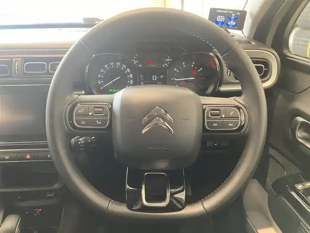 シトロエン シトロエン Ｃ３ シャイン 熊本県 2020(令2)年 3.9万km サーブル ・スマートキー/・プッシュスタート/・アクティブセーフティブレーキ/・疲労検知/・インテリジェントハイビーム/・パーキングセンサー/・ブラインドスポットモニター/・レーンキープアシスト/・クルーズコントロール/・純正ディスプレイオーディオ/　【Bluetooth・USB・AppleCarPlay・AndroidAuto】/・バックカメラ/・ETC/・ドライブレコーダー(前後録画)/・GPSレーダー(AR-43GA)/・LEDヘッドランプ/・LEDフォグランプ/・純正マット