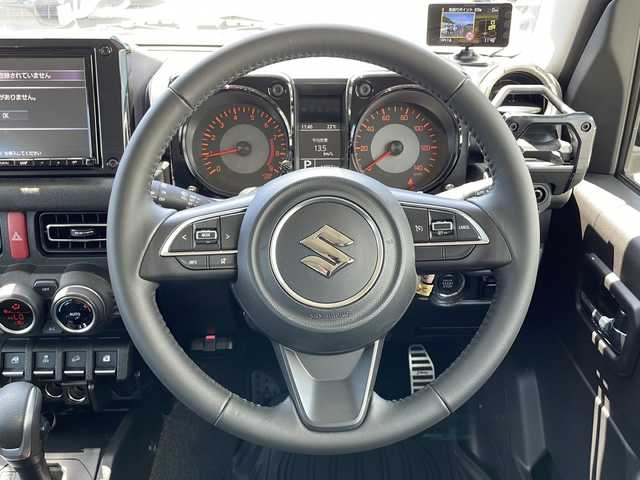スズキ ジムニー XC 道東・釧路十勝 2023(令5)年 1.5万km シフォンアイボリーメタリックブラック2トーンルーフ 4WD/純正メモリナビ　CN-RZ875/　(AM/FM/CD/DVD/BT)/フルセグTV/バックカメラ/衝突被害軽減ブレーキ/レーンキープアシスト/クルーズコントロール/前席シートヒーター/ダウンヒルアシストコントロール/ビルドインETC/純正前後ドライブレコーダー/社外レーダー/ステアリングスイッチ/LEDヘッドライト/横滑り防止装置/ヘッドライトウォッシャー/エンジンプッシュスタート