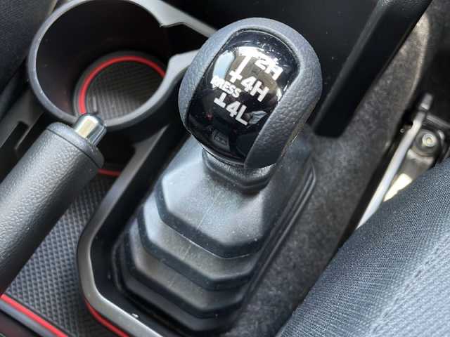 スズキ ジムニー XC 道東・釧路十勝 2023(令5)年 1.5万km シフォンアイボリーメタリックブラック2トーンルーフ 4WD/純正メモリナビ　CN-RZ875/　(AM/FM/CD/DVD/BT)/フルセグTV/バックカメラ/衝突被害軽減ブレーキ/レーンキープアシスト/クルーズコントロール/前席シートヒーター/ダウンヒルアシストコントロール/ビルドインETC/純正前後ドライブレコーダー/社外レーダー/ステアリングスイッチ/LEDヘッドライト/横滑り防止装置/ヘッドライトウォッシャー/エンジンプッシュスタート