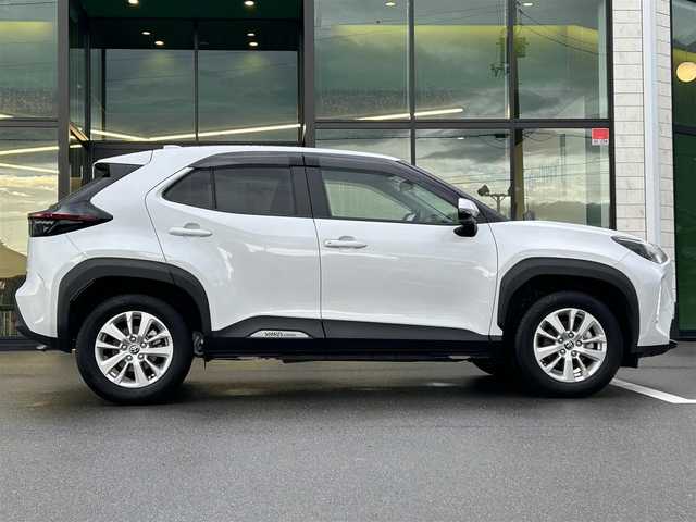トヨタ ヤリスクロス ハイブリッド G 愛媛県 2023(令5)年 1.9万km プラチナホワイトパールマイカ 純正ディスプレイオーディオ/ETC/全方位モニターカメラ/追従型クルーズコントロール/ドライブレコーダー/前後コーナーセンサー/ABS/横滑り防止装置/レーンキープアシスト/衝突被害軽減システム/LEDヘッドライト/USB入力端子/純正16インチアルミホイール/純正フロアマット/純正ドアバイザー