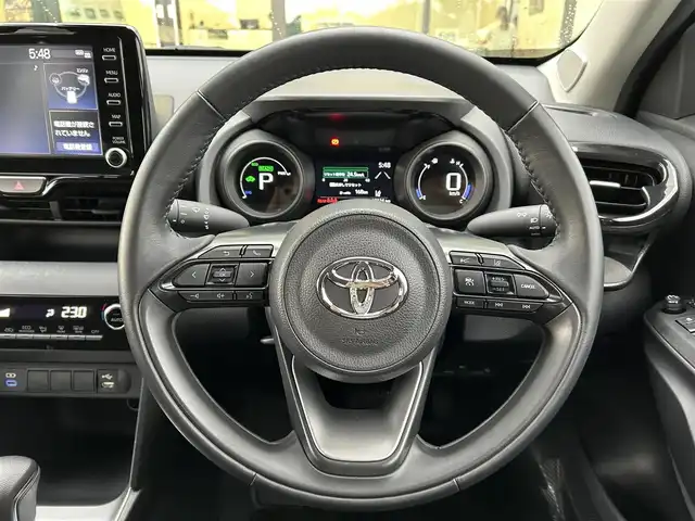 トヨタ ヤリスクロス ハイブリッド G 愛媛県 2023(令5)年 1.9万km プラチナホワイトパールマイカ 純正ディスプレイオーディオ/ETC/全方位モニターカメラ/追従型クルーズコントロール/ドライブレコーダー/前後コーナーセンサー/ABS/横滑り防止装置/レーンキープアシスト/衝突被害軽減システム/LEDヘッドライト/USB入力端子/純正16インチアルミホイール/純正フロアマット/純正ドアバイザー