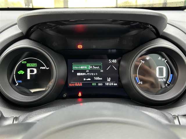 トヨタ ヤリスクロス ハイブリッド G 愛媛県 2023(令5)年 1.9万km プラチナホワイトパールマイカ 純正ディスプレイオーディオ/ETC/全方位モニターカメラ/追従型クルーズコントロール/ドライブレコーダー/前後コーナーセンサー/ABS/横滑り防止装置/レーンキープアシスト/衝突被害軽減システム/LEDヘッドライト/USB入力端子/純正16インチアルミホイール/純正フロアマット/純正ドアバイザー