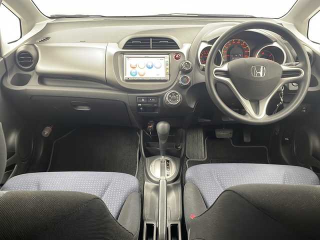 ホンダ フィット G 栃木県 2010(平22)年 6万km アラバスターシルバーメタリック 純正ナビ/・AM/FM/CD/SD/ワンセグ/USB/ETC/前後ドライブレコーダー/純正14インチスチールホイール/社外14インチアルミ付きスタッドレスタイヤ積込み/電動格納ミラー/ドアバイザー/保証書/取扱説明書