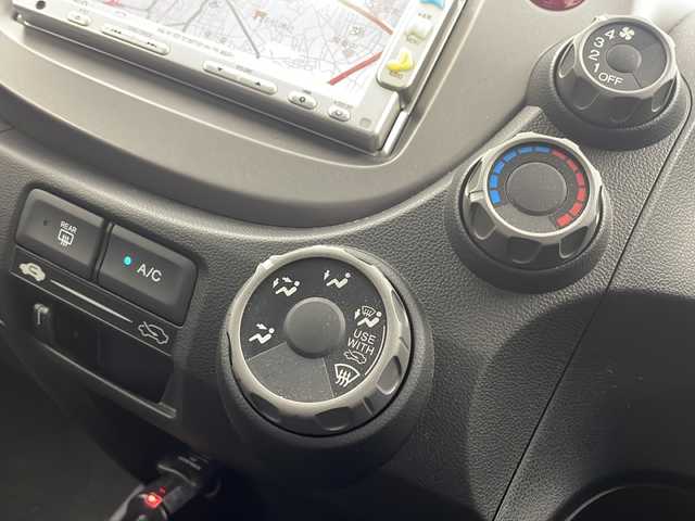 ホンダ フィット G 栃木県 2010(平22)年 6万km アラバスターシルバーメタリック 純正ナビ/・AM/FM/CD/SD/ワンセグ/USB/ETC/前後ドライブレコーダー/純正14インチスチールホイール/社外14インチアルミ付きスタッドレスタイヤ積込み/電動格納ミラー/ドアバイザー/保証書/取扱説明書