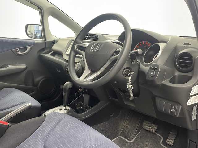 ホンダ フィット G 栃木県 2010(平22)年 6万km アラバスターシルバーメタリック 純正ナビ/・AM/FM/CD/SD/ワンセグ/USB/ETC/前後ドライブレコーダー/純正14インチスチールホイール/社外14インチアルミ付きスタッドレスタイヤ積込み/電動格納ミラー/ドアバイザー/保証書/取扱説明書