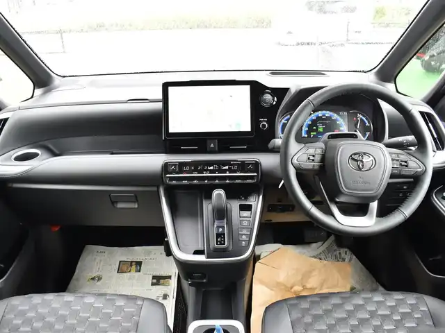 トヨタ ヴォクシー ハイブリッド S－Z 福岡県 2025(令7)年 0.2万km アティチュードブラックマイカ ワンオーナー/トヨタセーフティセンス/快適利便パッケージ(High)/純正OP10.5インチディスプレイオーディオ/フルセグ/CD/DVD/BT/HDMI/パノラミックビューモニター/純正OP13．2型後席ディスプレイ/純正OP3眼LEDヘッドライト/純正OPブラインドスポットモニター/純正OPアドバンストパーク/純正OPパーキングブレーキサポート/純正OPカラーヘッドアップディスプレイ/純正OPデジタルインナーミラー/純正ラグジュアリーフロアマット/純正GRスポーツサイドバイザー/TZ前後ドライブレコーダー/両側パワースライドドア/リア5面スモークフィルム/ビルトインETC2.0/新車時保証書/取扱説明書