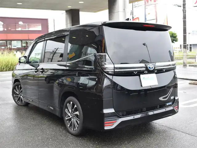 トヨタ ヴォクシー ハイブリッド S－Z 福岡県 2025(令7)年 0.2万km アティチュードブラックマイカ ワンオーナー/トヨタセーフティセンス/快適利便パッケージ(High)/純正OP10.5インチディスプレイオーディオ/フルセグ/CD/DVD/BT/HDMI/パノラミックビューモニター/純正OP13．2型後席ディスプレイ/純正OP3眼LEDヘッドライト/純正OPブラインドスポットモニター/純正OPアドバンストパーク/純正OPパーキングブレーキサポート/純正OPカラーヘッドアップディスプレイ/純正OPデジタルインナーミラー/純正ラグジュアリーフロアマット/純正GRスポーツサイドバイザー/TZ前後ドライブレコーダー/両側パワースライドドア/リア5面スモークフィルム/ビルトインETC2.0/新車時保証書/取扱説明書