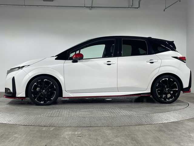 日産 オーラ ニスモ 神奈川県 2022(令4)年 1.4万km ピュアホワイトパール / スーパーブラック 2トーン 純正9インチディスプレイオーディオ/ナビリンク機能　Bluetooth　USB　HDMI　フルセグ　apple car play　android auto/プロパイロット/先行車追従走行/車線中央維持支援/インテリジェントルームミラー/インテリジェントアラウンドビューモニター/ハンドル支援/クリアランスソナー/シートヒーター（D＋N席）/置くだけ充電/ビルトインETC2.0/電動サイドブレーキ/オートホールド/ECOモード/NSMOモード/プッシュスタート/ステアイングスイッチ/革巻きステアリング/シートリフター/純正フロアマット/LEDヘッドライト/オートライト/ブラインドスポットモニター/フォグランプ/電動格納ミラー/ウインカーミラー/SOSコール/純正17インチアルミホイール/インテリジェントキー/スペアキー1本