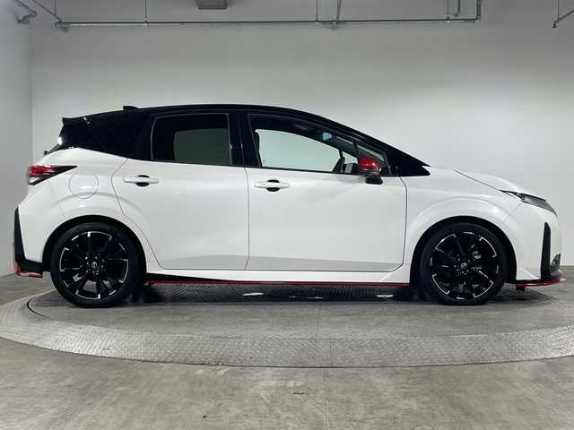 日産 オーラ ニスモ 神奈川県 2022(令4)年 1.4万km ピュアホワイトパール / スーパーブラック 2トーン 純正9インチディスプレイオーディオ/ナビリンク機能　Bluetooth　USB　HDMI　フルセグ　apple car play　android auto/プロパイロット/先行車追従走行/車線中央維持支援/インテリジェントルームミラー/インテリジェントアラウンドビューモニター/ハンドル支援/クリアランスソナー/シートヒーター（D＋N席）/置くだけ充電/ビルトインETC2.0/電動サイドブレーキ/オートホールド/ECOモード/NSMOモード/プッシュスタート/ステアイングスイッチ/革巻きステアリング/シートリフター/純正フロアマット/LEDヘッドライト/オートライト/ブラインドスポットモニター/フォグランプ/電動格納ミラー/ウインカーミラー/SOSコール/純正17インチアルミホイール/インテリジェントキー/スペアキー1本