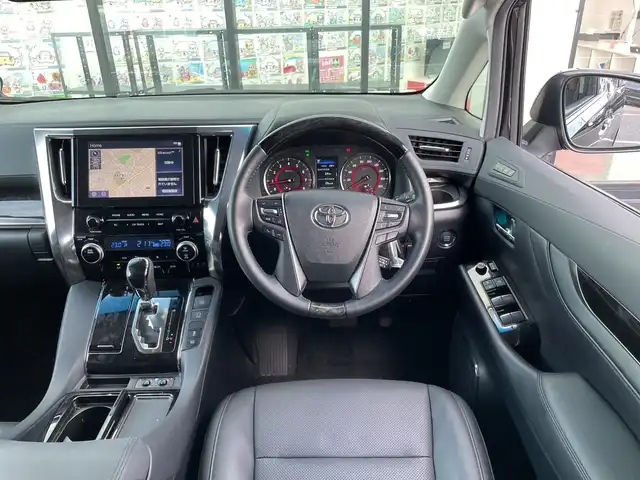 トヨタ アルファード S Cパッケージ 千葉県 2023(令5)年 1.8万km ブラック モデリスタ/純正ナビ/(CD/DVD/フルセグ/BT/FM/AM)/フリップダウンモニター/衝突被害軽減システム/車線逸脱警報/バックカメラ/トヨタセーフティーセンス/クルーズコントロール/レザーシート/両側パワースライドドア/横滑り防止装置/ETC2.0/ドライブレコーダー/アイドリングストップ/LEDヘッドライト/フォグランプ/オートライト/ウィンカーミラー/電動格納ミラー/純正18インチAW/シートヒーター/エアシート/シートリフター/ステアリングヒーター/禁煙車/プッシュスタート/スマートキー/フロアマット