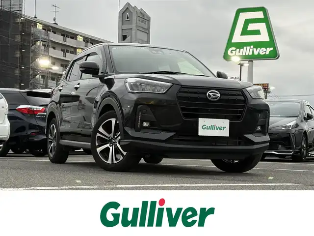 ダイハツ ロッキー プレミアム G 大分県 2023(令5)年 1.5万km ブラックマイカメタリック ・純正ディスプレイオーディオ(USB/BT/HDMI/CarPlay)/・全方位カメラ/・フルセグテレビ/・スマートアシスト/・コーナーセンサー/・レーダークルーズコントロール/・ドライブレコーダー/・ETC/・シートヒーター/・ブレーキホールド/・スマートキー/・プッシュスタート/・純正アルミホイール
