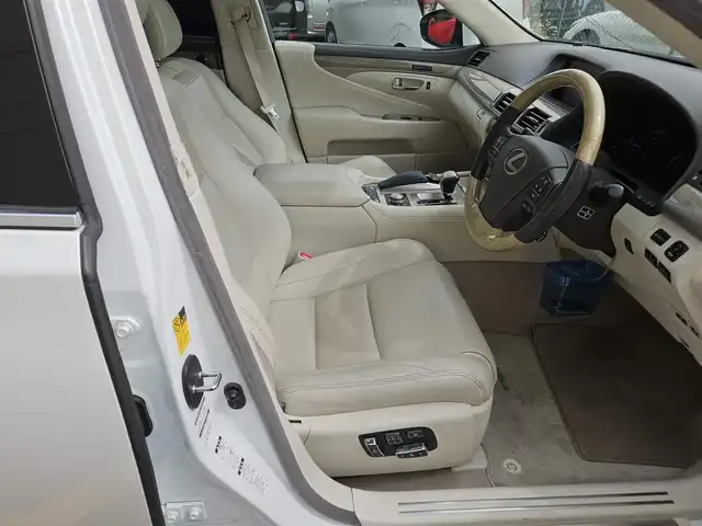 レクサス ＬＳ 600hL エグゼクティブP 宮崎県 2014(平26)年 8.8万km ホワイトパールクリスタルシャイン 4WD/ムーンルーフ/純正ナビTV/マークレビンソンリファレンスサラウンド/バックカメラ/ビルトインETC/ドライブレコーダー/前後プリクラッシュセーフティシステム/レーダークルーズコントロール/レーンキーピングアシスト/ブラインドスポットモニター/アダプティブハイビームシステム/LEDヘッドランプ/デュアルオートエアコン/本木製/革巻きコンビステアリング/セミアニリン革シート/パワーシート/コンフォータブルエアシート/純正20インチアルミホイール/スマートエントリー/スタートシステム/禁煙車
