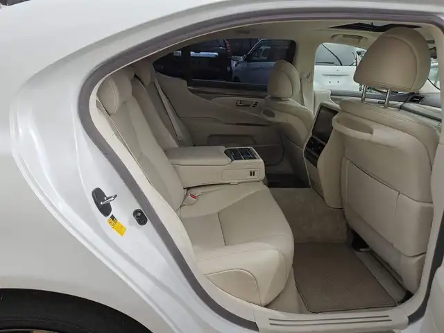 レクサス ＬＳ 600hL エグゼクティブP 宮崎県 2014(平26)年 8.8万km ホワイトパールクリスタルシャイン 4WD/ムーンルーフ/純正ナビTV/マークレビンソンリファレンスサラウンド/バックカメラ/ビルトインETC/ドライブレコーダー/前後プリクラッシュセーフティシステム/レーダークルーズコントロール/レーンキーピングアシスト/ブラインドスポットモニター/アダプティブハイビームシステム/LEDヘッドランプ/デュアルオートエアコン/本木製/革巻きコンビステアリング/セミアニリン革シート/パワーシート/コンフォータブルエアシート/純正20インチアルミホイール/スマートエントリー/スタートシステム/禁煙車