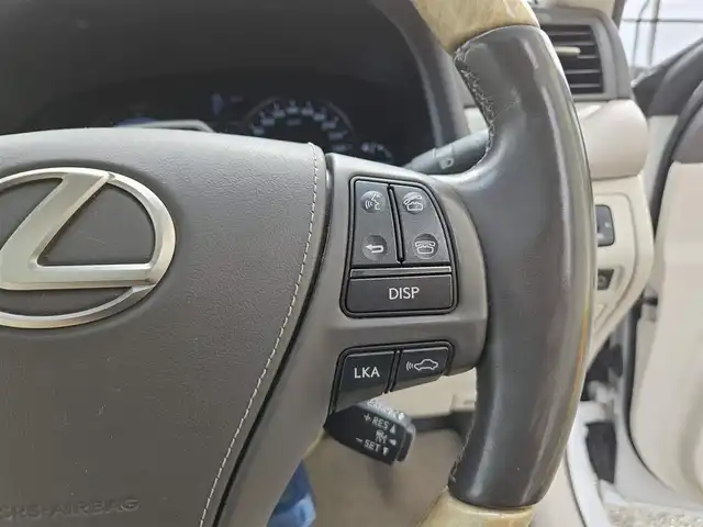 レクサス ＬＳ 600hL エグゼクティブP 宮崎県 2014(平26)年 8.8万km ホワイトパールクリスタルシャイン 4WD/ムーンルーフ/純正ナビTV/マークレビンソンリファレンスサラウンド/バックカメラ/ビルトインETC/ドライブレコーダー/前後プリクラッシュセーフティシステム/レーダークルーズコントロール/レーンキーピングアシスト/ブラインドスポットモニター/アダプティブハイビームシステム/LEDヘッドランプ/デュアルオートエアコン/本木製/革巻きコンビステアリング/セミアニリン革シート/パワーシート/コンフォータブルエアシート/純正20インチアルミホイール/スマートエントリー/スタートシステム/禁煙車