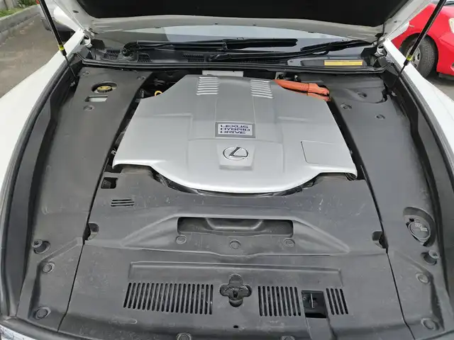 レクサス ＬＳ 600hL エグゼクティブP 宮崎県 2014(平26)年 8.8万km ホワイトパールクリスタルシャイン 4WD/ムーンルーフ/純正ナビTV/マークレビンソンリファレンスサラウンド/バックカメラ/ビルトインETC/ドライブレコーダー/前後プリクラッシュセーフティシステム/レーダークルーズコントロール/レーンキーピングアシスト/ブラインドスポットモニター/アダプティブハイビームシステム/LEDヘッドランプ/デュアルオートエアコン/本木製/革巻きコンビステアリング/セミアニリン革シート/パワーシート/コンフォータブルエアシート/純正20インチアルミホイール/スマートエントリー/スタートシステム/禁煙車
