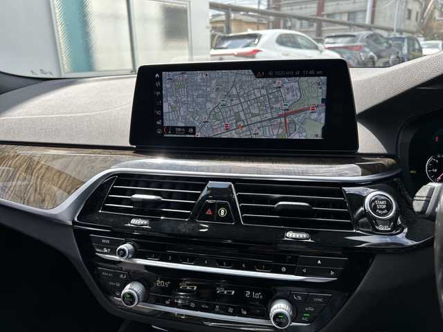 ＢＭＷ ５３０ｉ Mスポーツ 東京都 2017(平29)年 8.3万km アルピンホワイトⅢ 純正ナビ/360°C/フルセグTV/インテリジェントセーフティ/ACC　LDW　LCW　CTW/アダプティブLED/メモリー付パワーシート/全席シートヒーター/パワーバックドア/パドルシフト/社外レーダー探知機/記録簿/ETC/純正19インチAW/ドラレコ/禁煙車