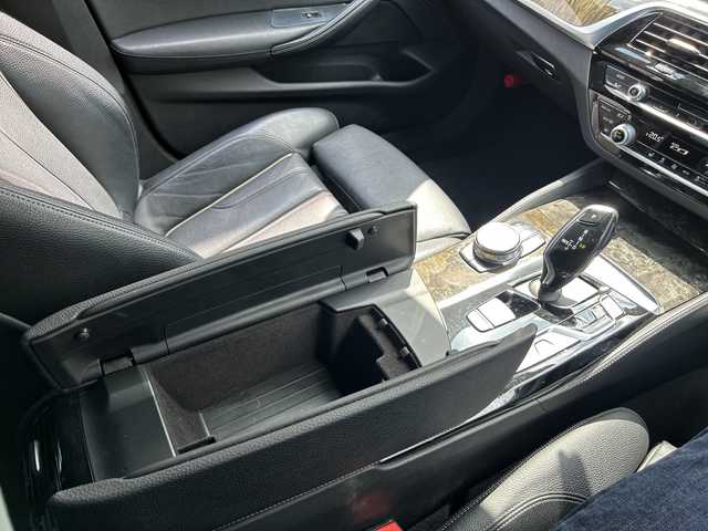 ＢＭＷ ５３０ｉ Mスポーツ 東京都 2017(平29)年 8.3万km アルピンホワイトⅢ 純正ナビ/360°C/フルセグTV/インテリジェントセーフティ/ACC　LDW　LCW　CTW/アダプティブLED/メモリー付パワーシート/全席シートヒーター/パワーバックドア/パドルシフト/社外レーダー探知機/記録簿/ETC/純正19インチAW/ドラレコ/禁煙車