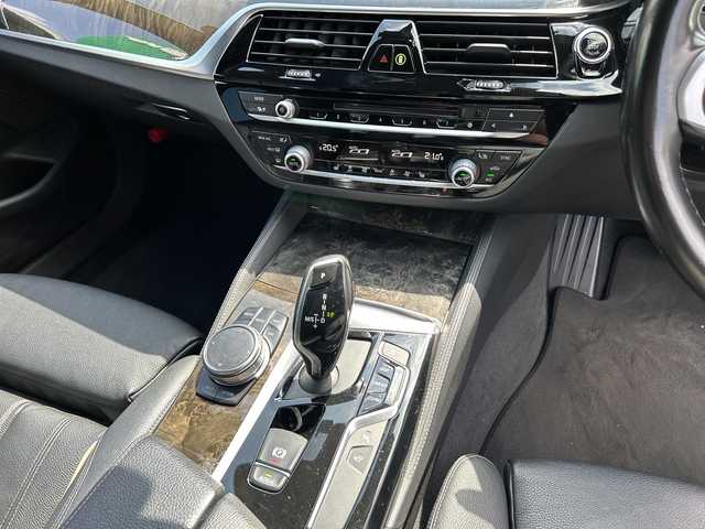 ＢＭＷ ５３０ｉ Mスポーツ 東京都 2017(平29)年 8.3万km アルピンホワイトⅢ 純正ナビ/360°C/フルセグTV/インテリジェントセーフティ/ACC　LDW　LCW　CTW/アダプティブLED/メモリー付パワーシート/全席シートヒーター/パワーバックドア/パドルシフト/社外レーダー探知機/記録簿/ETC/純正19インチAW/ドラレコ/禁煙車