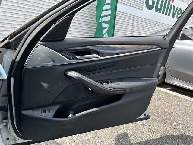 ＢＭＷ ５３０ｉ Mスポーツ 東京都 2017(平29)年 8.3万km アルピンホワイトⅢ 純正ナビ/360°C/フルセグTV/インテリジェントセーフティ/ACC　LDW　LCW　CTW/アダプティブLED/メモリー付パワーシート/全席シートヒーター/パワーバックドア/パドルシフト/社外レーダー探知機/記録簿/ETC/純正19インチAW/ドラレコ/禁煙車