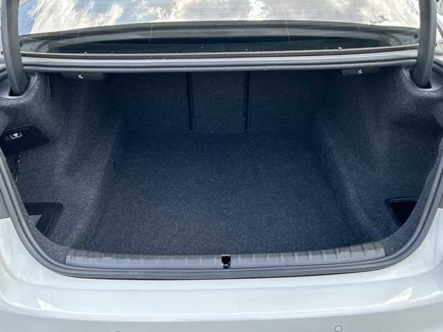 ＢＭＷ ５３０ｉ Mスポーツ 東京都 2017(平29)年 8.3万km アルピンホワイトⅢ 純正ナビ/360°C/フルセグTV/インテリジェントセーフティ/ACC　LDW　LCW　CTW/アダプティブLED/メモリー付パワーシート/全席シートヒーター/パワーバックドア/パドルシフト/社外レーダー探知機/記録簿/ETC/純正19インチAW/ドラレコ/禁煙車