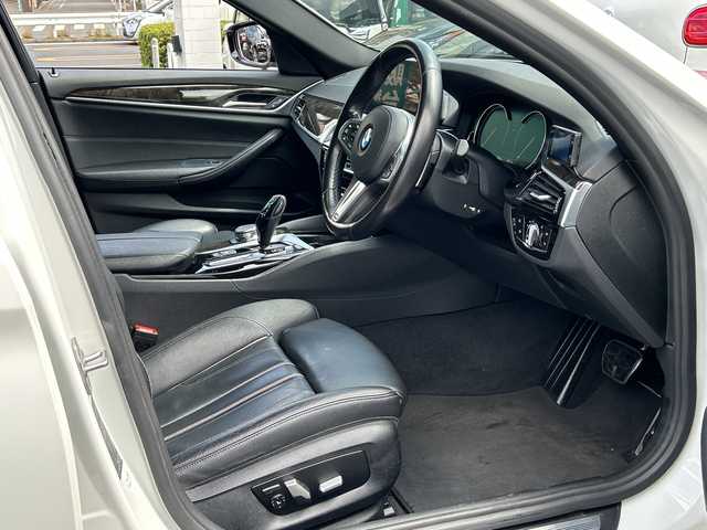ＢＭＷ ５３０ｉ Mスポーツ 東京都 2017(平29)年 8.3万km アルピンホワイトⅢ 純正ナビ/360°C/フルセグTV/インテリジェントセーフティ/ACC　LDW　LCW　CTW/アダプティブLED/メモリー付パワーシート/全席シートヒーター/パワーバックドア/パドルシフト/社外レーダー探知機/記録簿/ETC/純正19インチAW/ドラレコ/禁煙車
