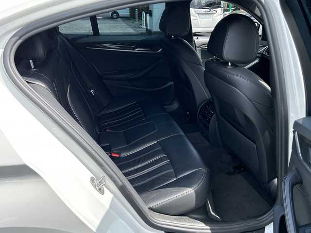 ＢＭＷ ５３０ｉ Mスポーツ 東京都 2017(平29)年 8.3万km アルピンホワイトⅢ 純正ナビ/360°C/フルセグTV/インテリジェントセーフティ/ACC　LDW　LCW　CTW/アダプティブLED/メモリー付パワーシート/全席シートヒーター/パワーバックドア/パドルシフト/社外レーダー探知機/記録簿/ETC/純正19インチAW/ドラレコ/禁煙車