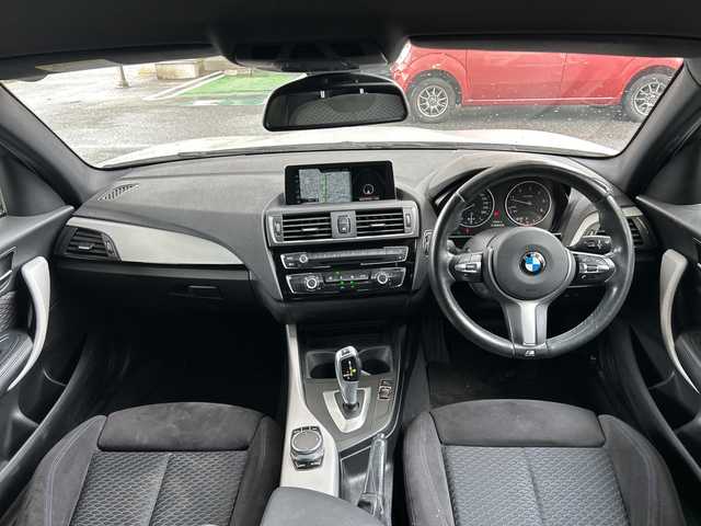 ＢＭＷ １１８ｄ 福岡県 2017(平29)年 5.8万km アルピンホワイトⅢ 純正ナビAM/FM/AUX/CD/DVD/Bluetooth・USB/ハンズフリー/オートライト/オートエアコン/クルーズコントロール/レーンキープアシスト/横滑り防止/電動格納ミラー/プッシュスタート/保証書/取り扱い説明書