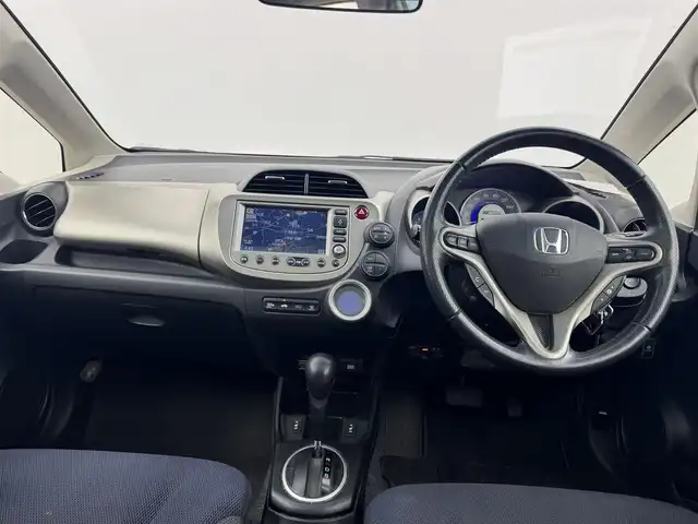 ホンダ フィット ハイブリット ナビ プレミアムセレクション 愛知県 2010(平22)年 11.7万km プレミアムホワイトパール 純正ナビ（ワンセグ、CD、DVD）/シートヒーター（D+N)/ETC/Bカメラ/純正アルミホイール/純正フロアマット/LEDヘッドライト/アイドリングストップ/オートライト/スマートキー/AAC
